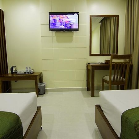 Rose Emerald Hotel Phnom Penh Exteriör bild