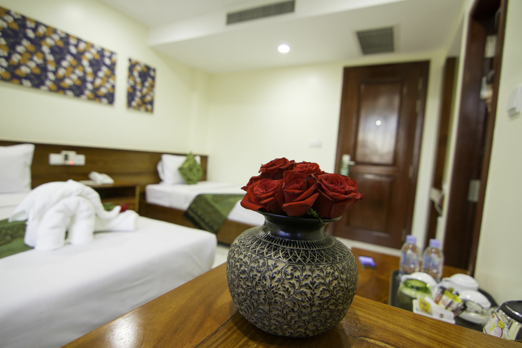 Rose Emerald Hotel Phnom Penh Exteriör bild